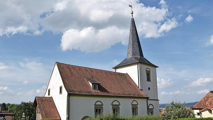 Die Kirchengemeinde Uchenhofen erhält zur Außensanierung ihrer Kirche Sankt Martin einen städtischen Zuschuss. Die Stadträte möchten gleichzeitig aber auch klären, ob die Stadt wirklich eine Baulast für diesen Kirchturm und andere Kirchtürme im Stadtgebiet hat.  Foto: Ulrike Langer