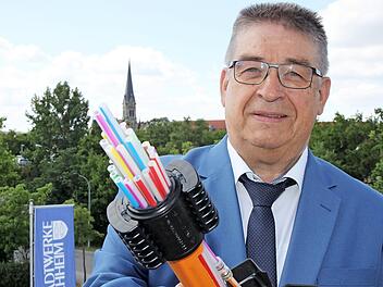 Der bald in den Ruhestand gehende Stadtwerkeleiter Reinhold Müller hält die Zukunft in der Hand: einen Glasfaserverbund-Anschluss für alle Haushalte.  Foto: Andreas Oswald