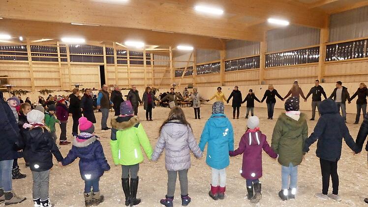 Die "Ponykinder" mit ihren Verwandten bei der Segnung der Reithalle