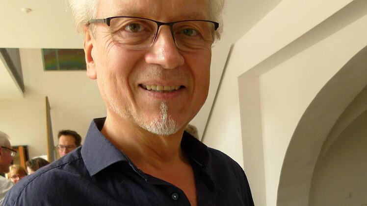 Dekan Lechner mit der Kopie des Einladungsschreibens an Papst Franziskus - ein weiteres Dokument für die neue Zeitkapsel. Foto: Marion Kürger-Hundrup