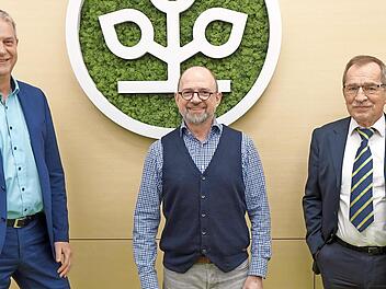 Frank Dünisch (Direktor der AOK Schweinfurt, von links) sowie Versichertenvertreter Frank Fisching, der turnusgemäß vom Vertreter der Arbeitgeber, Dr. Gerd Sachs, für dieses Jahr den Vorsitz im Beirat der AOK-Direktion übernimmt.