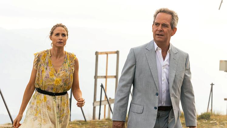Iris Nixon (Niamh Algar) hat Cameron Beck (Tom Hollander) mit ihrer analytischen Intelligenz schwer beeindruckt.