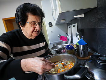Oma Annemarie geht mit Krustenbraten viral