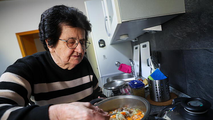 Oma Annemarie geht mit Krustenbraten viral