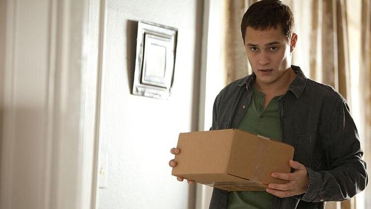 Dieses P&auml;ckchen soll Jason (Rafi Gavron) noch in riesige Schwierigkeiten bringen.