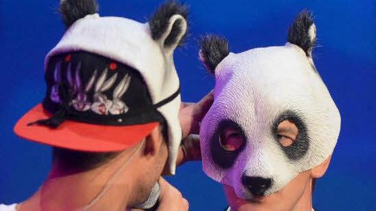 Ebenfalls zu Gast auf der Bühne: Der Rapper mit der Panda-Maske, Cro - hier im Partner-Look mit Markus Lanz.