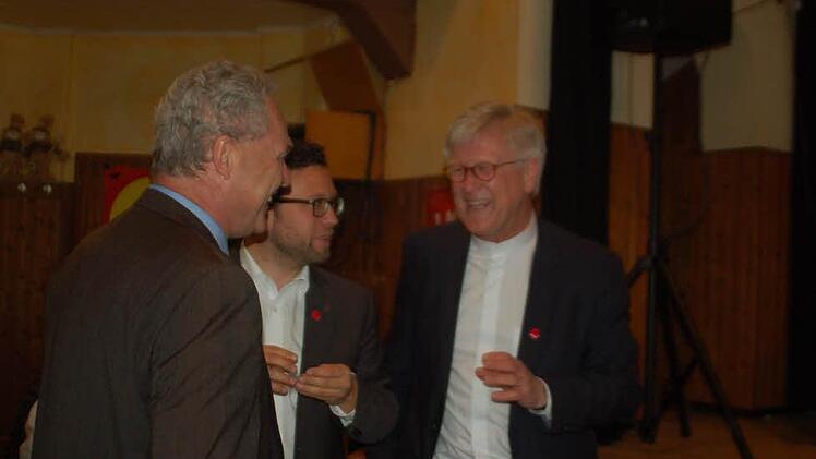 Carsten Höllein, Heinrich Bedford-Strohm und Mathias Eckardt bei der Maikundgebung im Schwarzen Bären. Foto: Gabi Arnold