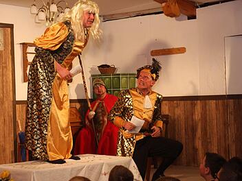 Beim "Theater im Theater" treten Julia (Stefan Häfner), Soldat Edi (Martin Reichel) und Romeo (Christian Habermann) auf. Foto: Franz Galster