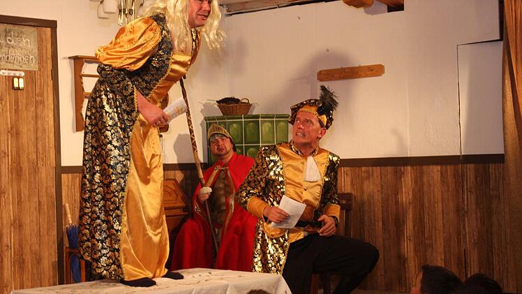 Beim "Theater im Theater" treten Julia (Stefan Häfner), Soldat Edi (Martin Reichel) und Romeo (Christian Habermann) auf. Foto: Franz Galster