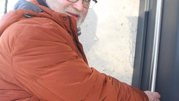 Vereinsvorsitzender Georg Müller hat die Schlüsselgewalt für das Haus, bis ein Pächter gefunden ist. Foto: Matthias Einwag