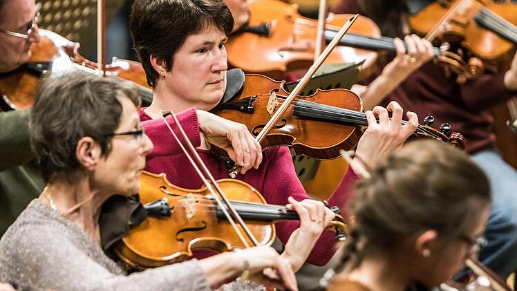 Impressionen von der Probenarbeit mit dem Orchester der "Gesellschaft der Musikfreunde Neustadt" unter Leitung von Hans Stähli. Fotos: Jochen Berger