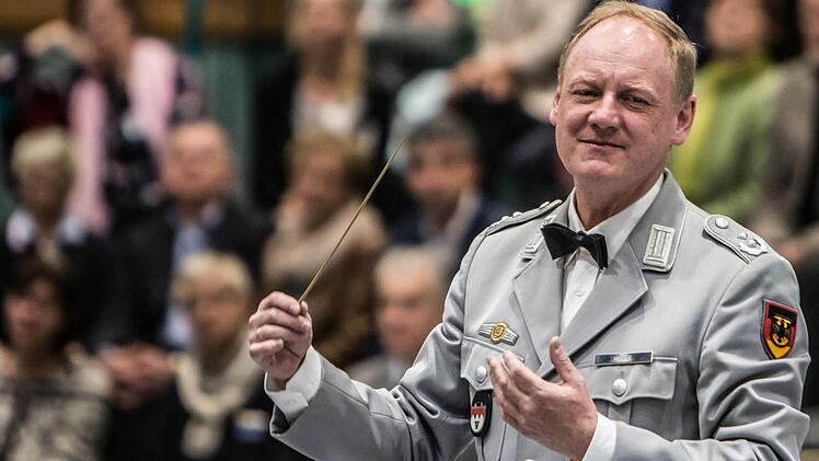 Impressionen vom Auftritt des Heeresmusikkorps Veitshöchheim in der Sporthalle der Pestalozzischule: Dirigent Roland KahleFoto: Jochen Berger