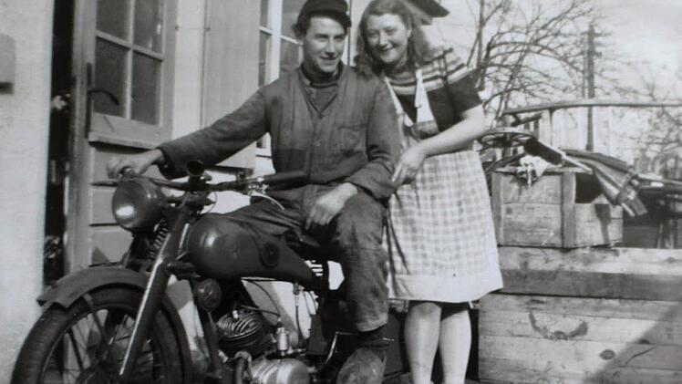 Willi Riemey mit seiner Frau. Sie machte oft den "Schmiermaxen", fuhr also in seinem Beiwagen mit.  Repro: J ulia Raab