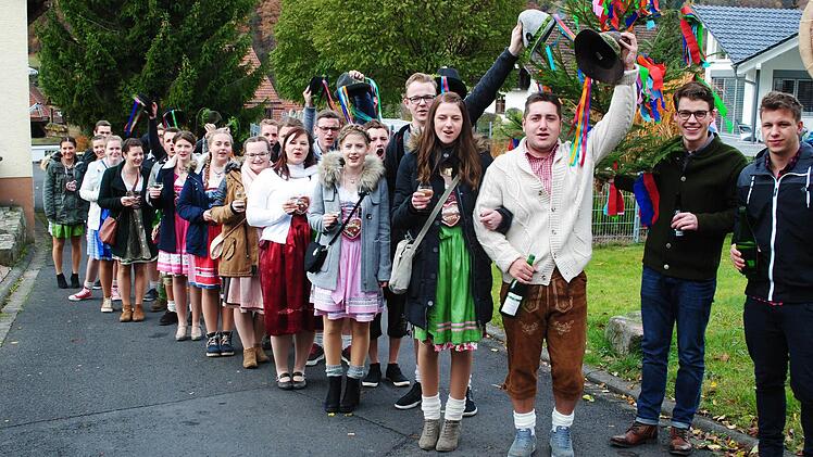 Zehn Paare feierten am vergangenezn Sonntag in Riedenberg die Martini-Kirchweih. Mit Blasmusik zogen die Jugendlichen durch das Dorf zum Plobaum am Sportheim, wo eifrig getanzt und der Kirmesspruch verlesen wurde. Foto: Evelyn Schneider