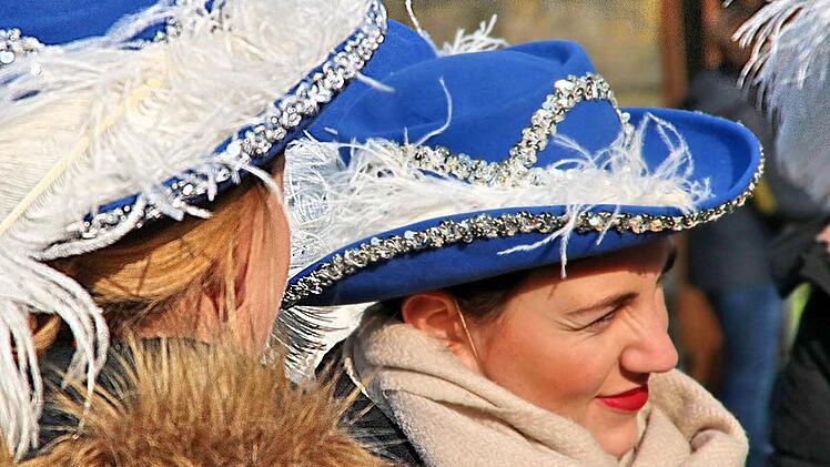 Bei Sonnenschein tanzen, schunkeln und singen kleine und große Narren beim "Faschingsfez" auf dem Anger. Nicht nur die Organisatoren freut's. Foto: Dieter Britz