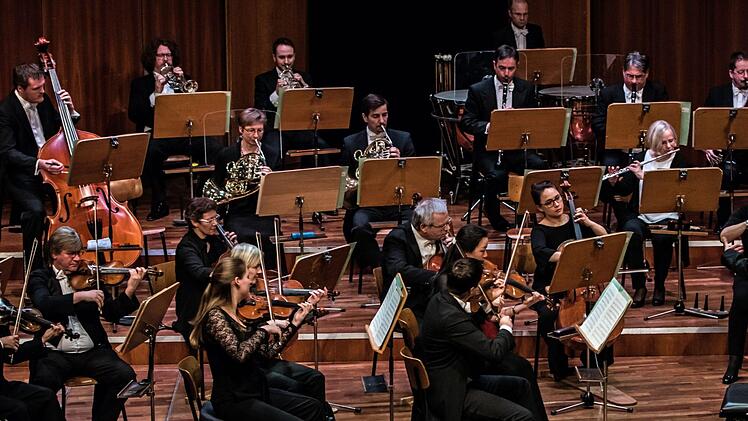 Bei der Beethoven-Gala im Coburger Kongresshaus begeisterte Alexander Lonquich gleich doppelt - als Pianist und als Dirigent des Philharmonischen Orchesters.Foto: Jochen Berger