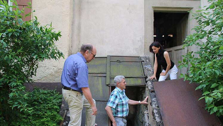 Martin Kuchler, Romas Jonas und Christine Schikora (von links) am Eingang zum Gewölbekeller Thomas Malz