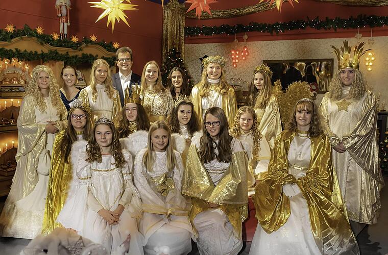 Himmelsbotinnen im Einsatz: Christkinder aus der Metropolregion mit dem ehemaligen Nürnberger Christkind Barbara Otto (hinten 2.v.l.) und Christian Lange, Geschäftsführer des Forum Heimat und Freizeit der Metropolregion Nürnberg und Zweiter Bürgermeister der Stadt Bamberg. Foto: Steffi Rebhan