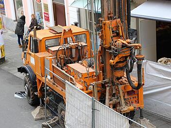 Bereits im Oktober 2017 wurde in der Unteren Marktstraße eine sechs Meter tiefe Erkundungsbohrung durchgeführt. Dabei wurden in der Tiefe Messgeräte installiert, die verlässliche Daten über die unterirdischen Wasserströmungen und Mengen in diesem Bereich liefern sollten.  Foto: Benedikt Borst/Archiv