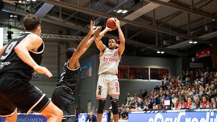 Der Bamberger Augustine Rubit wirft über den kleineren Immanuel McElroy hingweg. Foto: imago