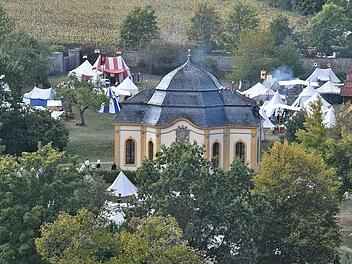 In einen mittelalterlichen Klosterbereich verwandelte sich am Samstag und Sonntag das Kloster Maria Bildhausen. Hier waren Zelte aufgeschlagen, Gaukler sah man oder auch mittelalterlich gekleidete Schausteller. Gerade vom Petersberg aus zeigte sich die ganze Bandbreite der Angebote. Hanns Friedrich