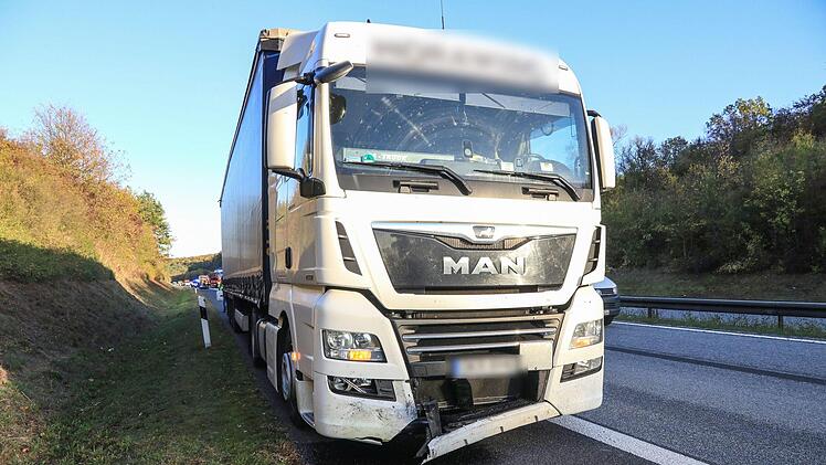 Ein Motorrad ist am Montag auf der A70 v&ouml;llig ausgebrannt. Foto: News5/Merzbach