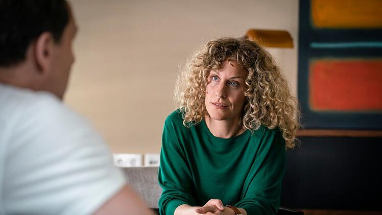 Die Psychologin Dr. Schröder (Alessija Lause) möchte, dass sich Tjark (Hendrik Duryn) dem Trauma stellt, welches der frühe Tod seiner Mutter bei ihm hinterlassen hat.