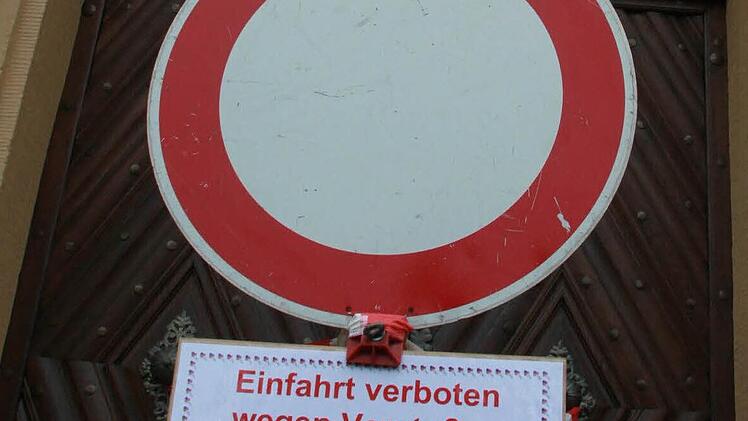 Dieses Schild hatte der Zweite Bürger der Stadt mit stichhaltigem Grund vor dem Rathaus aufstellen lassen - die Narren ließen sich davon nicht beirren oder gar vom Sturm abhalten.