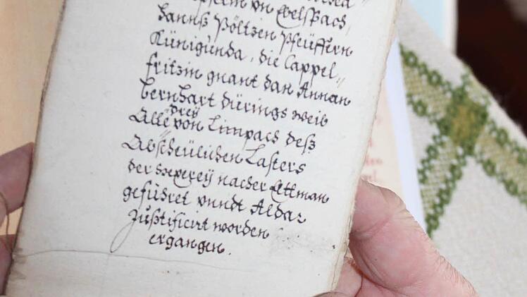 Historische Urkunden sind oft nur schwer zu lesen. Heinrich Weisel ist inzwischen ein Meister darin.