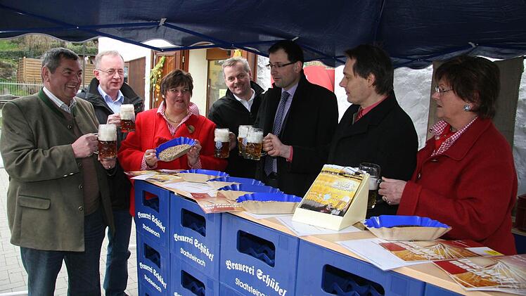 Ein Hoch auf das Bier aus heimischen Produkten: Erhard Hildner, Vorsitzender des Braugerstenverbandes stößt mit Dekan Hans Roppelt, Andrea Schübel und Jürgen Schübel-Münch, dem CSU-Landtagsabgeordneten Martin Schöffel, Bürgermeister Roland Wolfrum und Seniorchefin Gabriele Schübel an.