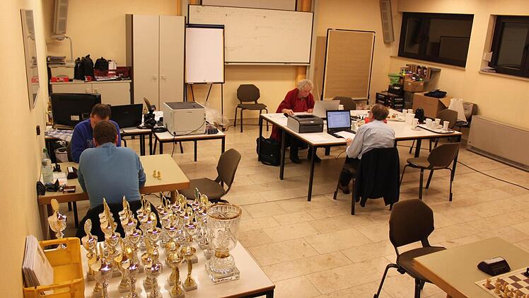 Sieben Personen arbeiten während des Turniers im Raum der Turnierorganisation an den Computern. Foto: Markus Häggberg