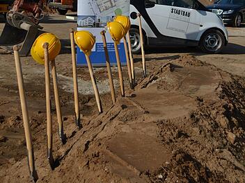 Die Spaten stehen bereit . . . Auf der Erba-Insel soll ein neues Mehrfamilienhaus gebaut werden. (Foto: Fee Hovehne)