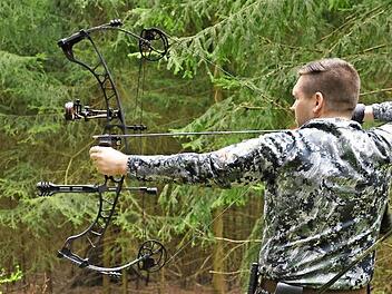 Mit seinem Hightech-Compoundbogen entgeht Teilnehmer Thomas Wagner fast kein Ziel. Fotos: Carlo Fehn