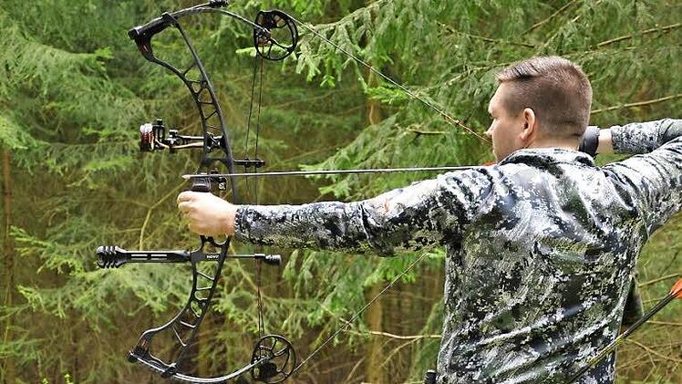 Mit seinem Hightech-Compoundbogen entgeht Teilnehmer Thomas Wagner fast kein Ziel. Fotos: Carlo Fehn