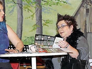 Walburga Beyer (links) und Gisela Eberth waren als "Top-Models" beim Starkbierfest in Zeyern gefragt.  Fotos: Michael Wunder