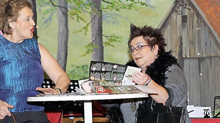 Walburga Beyer (links) und Gisela Eberth waren als "Top-Models" beim Starkbierfest in Zeyern gefragt.  Fotos: Michael Wunder
