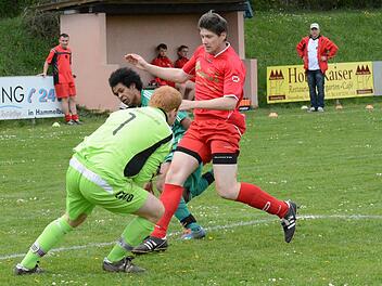 Abgedrängt: Hammelburgs Kane Kleespies (hinten) kommt gegen Oberthulbas Torwart Philipp Metz und Stefan Eyrich-Halbig (rechts) nicht zum Zug. Foto: ssp