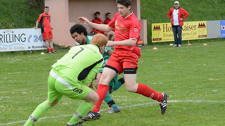 Abgedrängt: Hammelburgs Kane Kleespies (hinten) kommt gegen Oberthulbas Torwart Philipp Metz und Stefan Eyrich-Halbig (rechts) nicht zum Zug. Foto: ssp