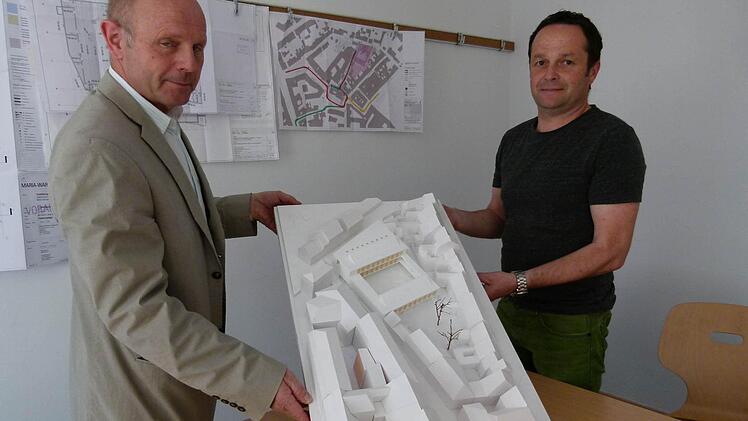 Diözesanarchitekt Karl-Heinz Rottmann (l.) und Bauleiter Ottmar Schels zeigen ein Modell des Neubaus Foto: Krüger-Hundrup
