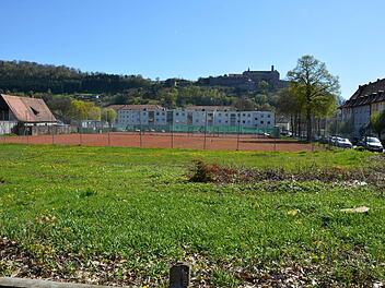 Neben den Tennisplätzen in der Blaich baut die Stadt Kulmbach einen neuen Kindergarten. Das Gelände ist schon frei geräumt, und der Tennisverein ist bereit, einen Teil seines Grundstücks für die Kita-Außenanlagen abzutreten. Foto: Dagmar Besand