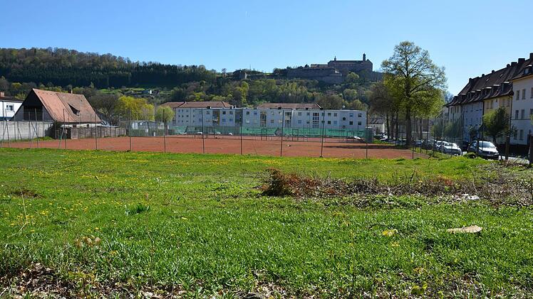 Neben den Tennisplätzen in der Blaich baut die Stadt Kulmbach einen neuen Kindergarten. Das Gelände ist schon frei geräumt, und der Tennisverein ist bereit, einen Teil seines Grundstücks für die Kita-Außenanlagen abzutreten. Foto: Dagmar Besand