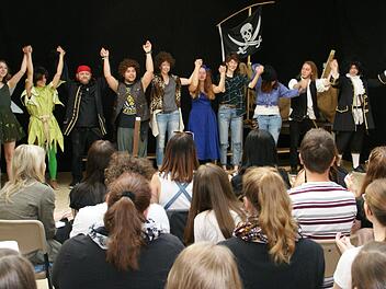 Viel Theorie müssen angehende Erzieher büffeln, aber auch viel Praktisches und Musisches gehört zur Ausbildung. Viel Freude hatten alle beispielsweise am Theaterspiel.  Foto: Sabine Weinbeer
