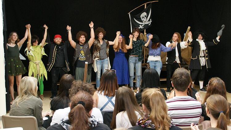 Viel Theorie müssen angehende Erzieher büffeln, aber auch viel Praktisches und Musisches gehört zur Ausbildung. Viel Freude hatten alle beispielsweise am Theaterspiel.  Foto: Sabine Weinbeer