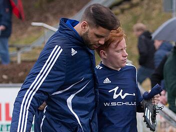 Rene Knie (r.) musste gegen Friesen mit einer Knöchelverletzung,   gestützt von Keeper Michael Edemodu, passen. Er fehlt dem VfL wohl  vier Wochen. Heinrich Weiß