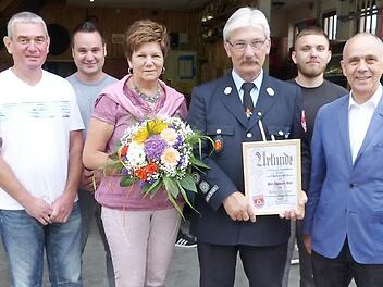 Hohe Ehrung bei der Feuerwehr Marienweiher; im Bild (von links) 2. Vorsitzender Matthias Wunderlich, 2. Kommandant Florian Stölzel, Maria Klier, Ehrenkommandant Johannes Klier, Kommandant Patrick Klier und Bürgermeister Franz Uome Foto: Klaus-Peter Wulf