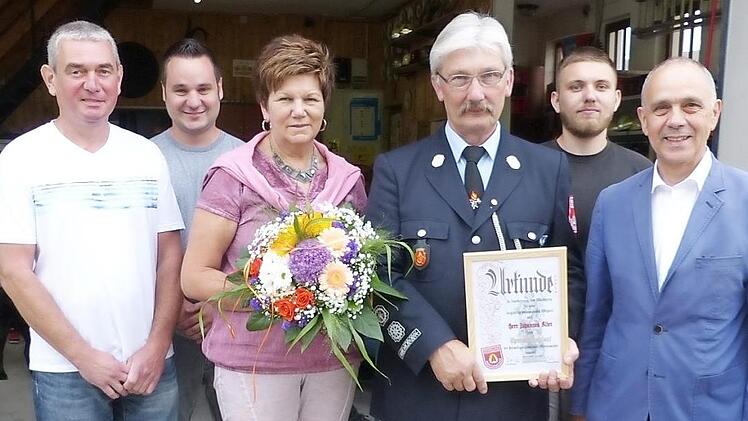 Hohe Ehrung bei der Feuerwehr Marienweiher; im Bild (von links) 2. Vorsitzender Matthias Wunderlich, 2. Kommandant Florian Stölzel, Maria Klier, Ehrenkommandant Johannes Klier, Kommandant Patrick Klier und Bürgermeister Franz Uome Foto: Klaus-Peter Wulf
