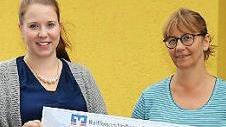 Leiterin Anna Schnapp (l.) und Marion Morgenroth freuten sich über die Spende. Foto: Gerd Klemenz