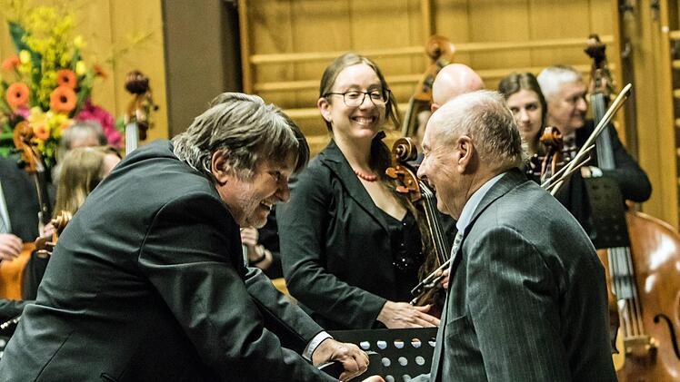 Viel Beifall gab es in Neustadt für die Uraufführung der 2. Sinfonie des in Ahorn lebenden Komponisten Gerhard Deutschmann. Umjubelte Solistin beim Konzert der Musikfreunde unter Leitung von Hans Stähli war die Cellistin  Hanna Pyrozhkova.Foto: Jochen Berger