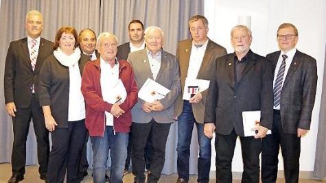 Alfred Jungkunz (Vierter von links) sowie (ab Vierter von rechts) Peter Kratkai, Martin Büchner und Siegfried Scheidig erhielten die Ehrennadel der Stadt Ludwigsstadt in Gold.