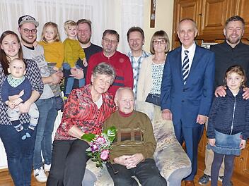 Das Jubelpaar Sieglinde und Henry Buß (sitzend) mit (stehend, von links) Dani mit Urenkel Martin, Enkel Christopher mit Urenkelin Emma, Enkel Patrick mit Urenkel Noah, die Söhne Thomas und Ralf, Schwiegertochter Sabine, Marktleugasts Bürgermeister Franz Uome sowie Sohn Jürgen und Enkeltochter Linda Foto: Klaus-Peter Wulf